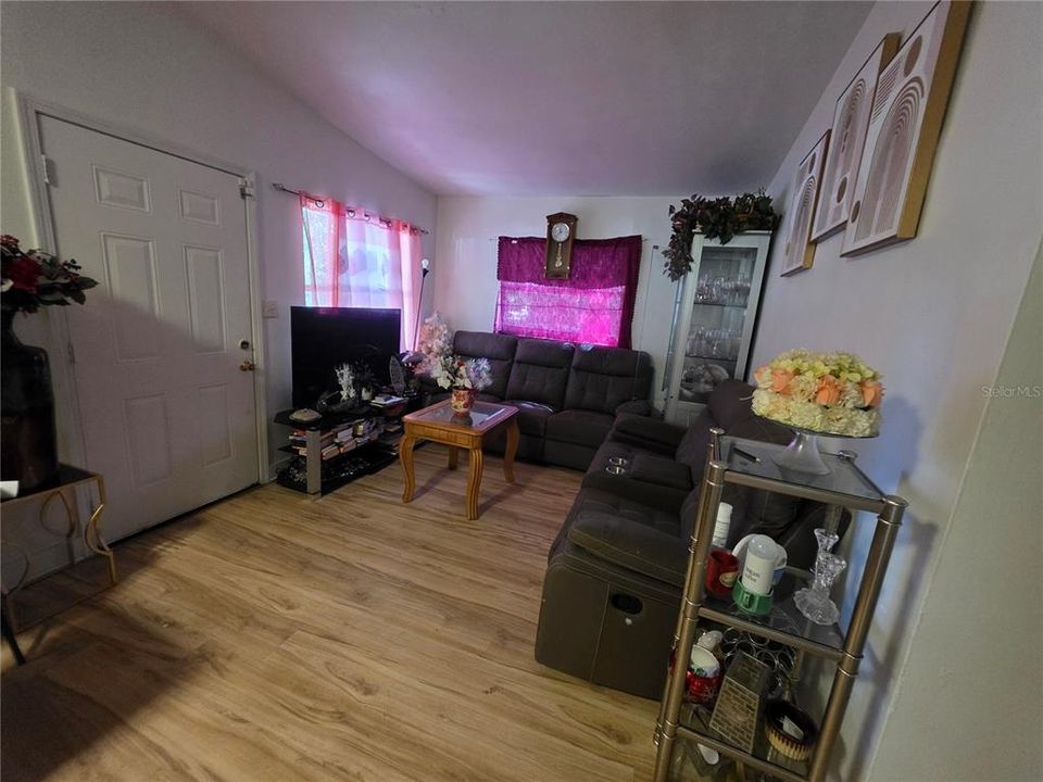 For Sale: $290,000 (4 beds, 2 baths, 1161 Square Feet)