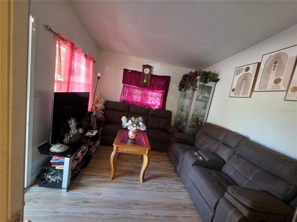 For Sale: $290,000 (4 beds, 2 baths, 1161 Square Feet)