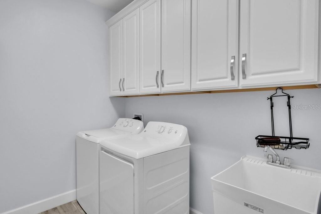 For Sale: $449,500 (3 beds, 3 baths, 1954 Square Feet)