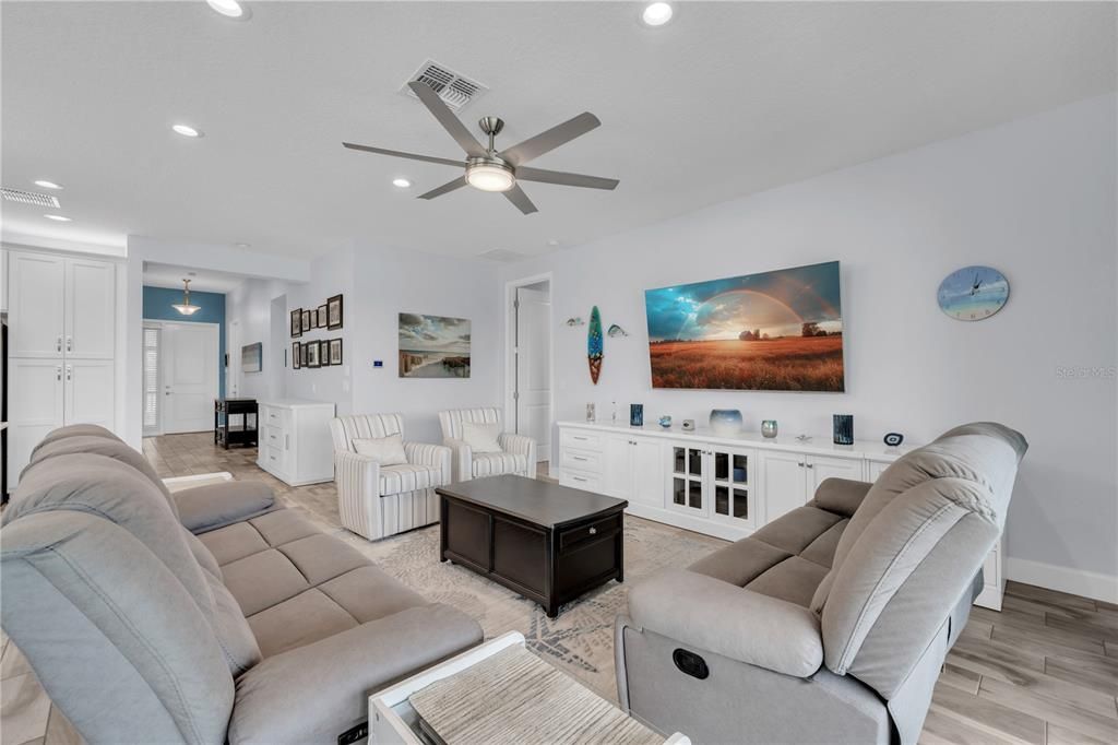For Sale: $449,500 (3 beds, 3 baths, 1954 Square Feet)