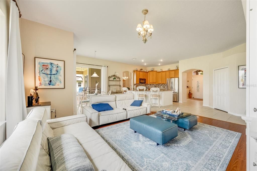 На продажу: $549,999 (4 спален, 2 ванн, 2273 Квадратных фут)
