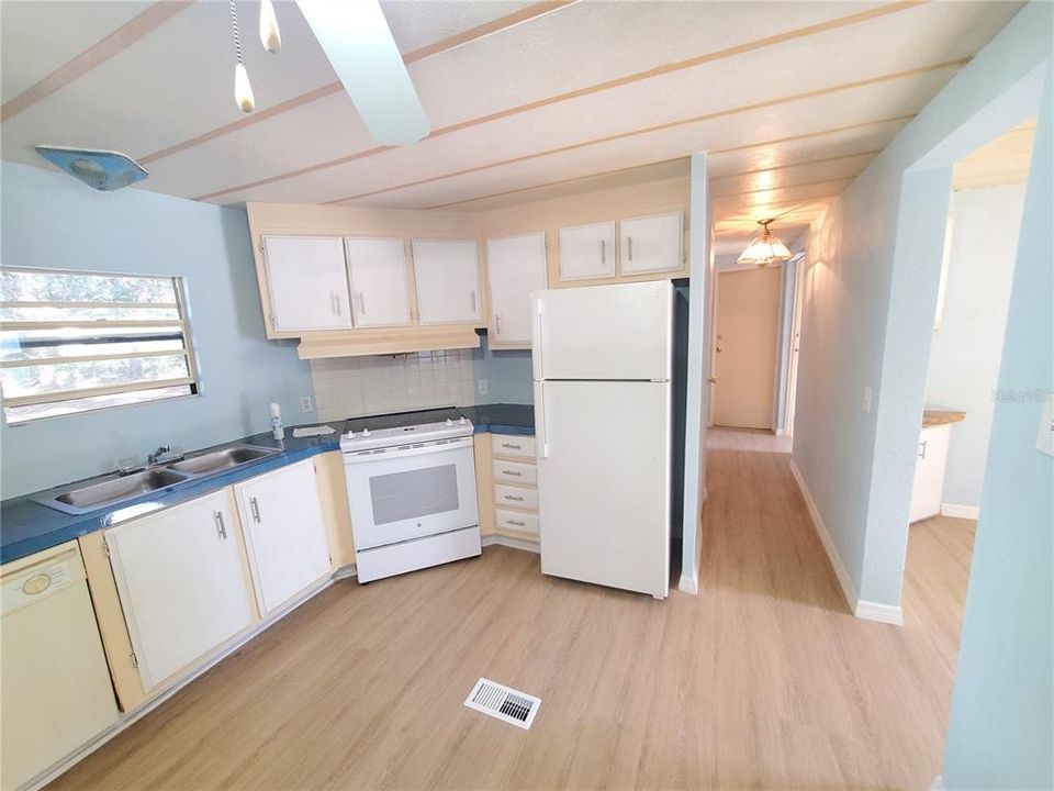 For Sale: $163,000 (3 beds, 2 baths, 1344 Square Feet)