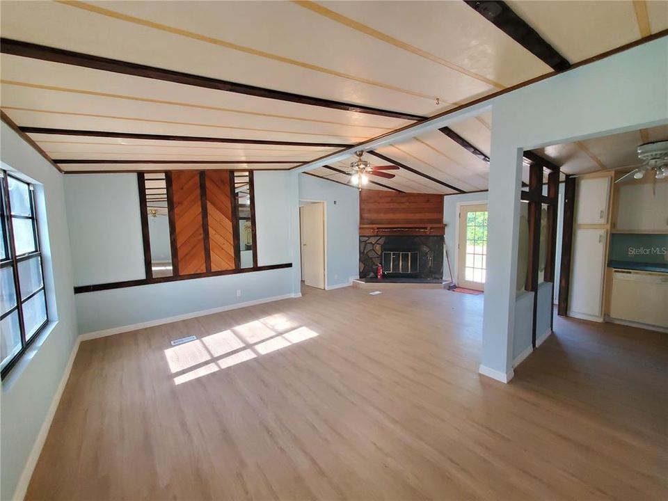 For Sale: $163,000 (3 beds, 2 baths, 1344 Square Feet)