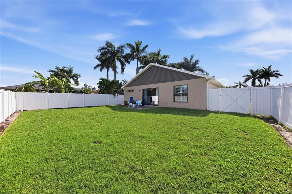 Active With Contract: $375,000 (2 beds, 2 baths, 1385 Square Feet)