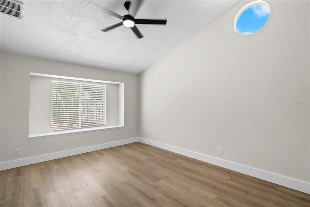 Под контрактом: $549,000 (4 спален, 2 ванн, 1724 Квадратных фут)