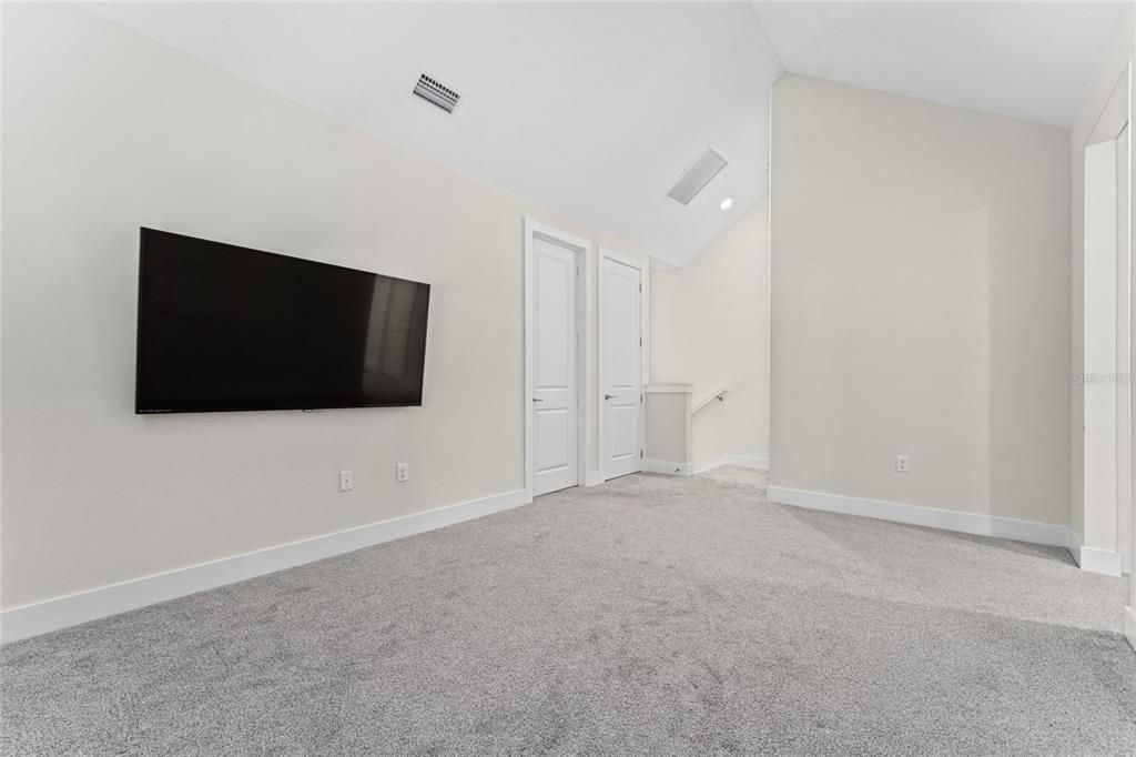 For Rent: $3,200 (3 beds, 2 baths, 1964 Square Feet)