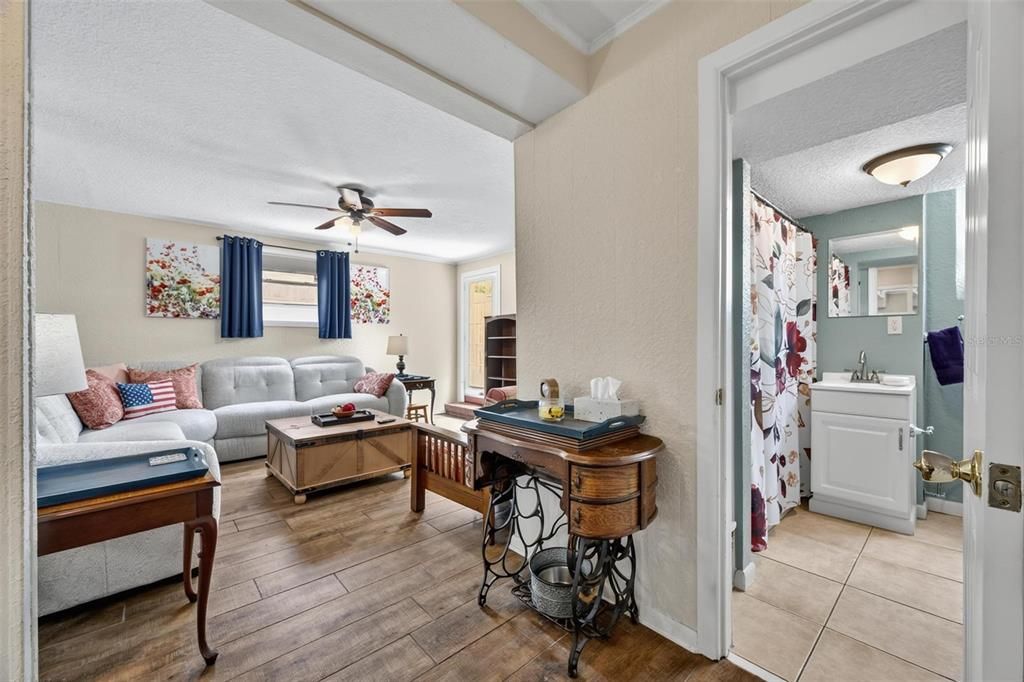 Activo con contrato: $349,900 (4 camas, 3 baños, 2342 Pies cuadrados)