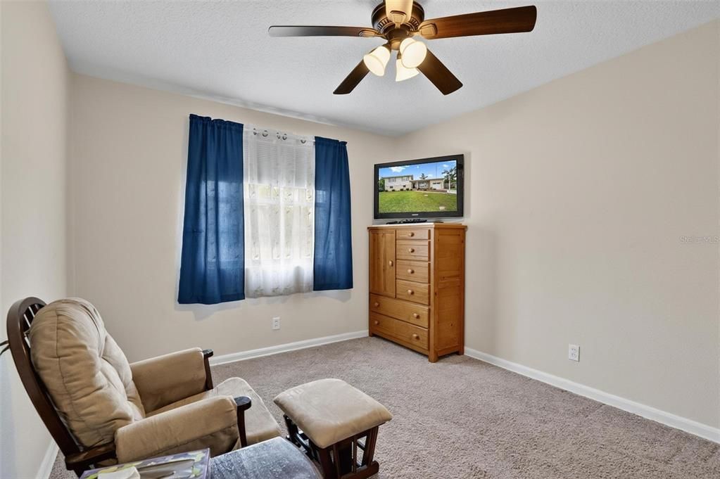 Activo con contrato: $349,900 (4 camas, 3 baños, 2342 Pies cuadrados)