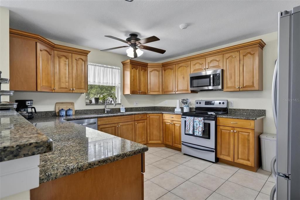 Activo con contrato: $349,900 (4 camas, 3 baños, 2342 Pies cuadrados)