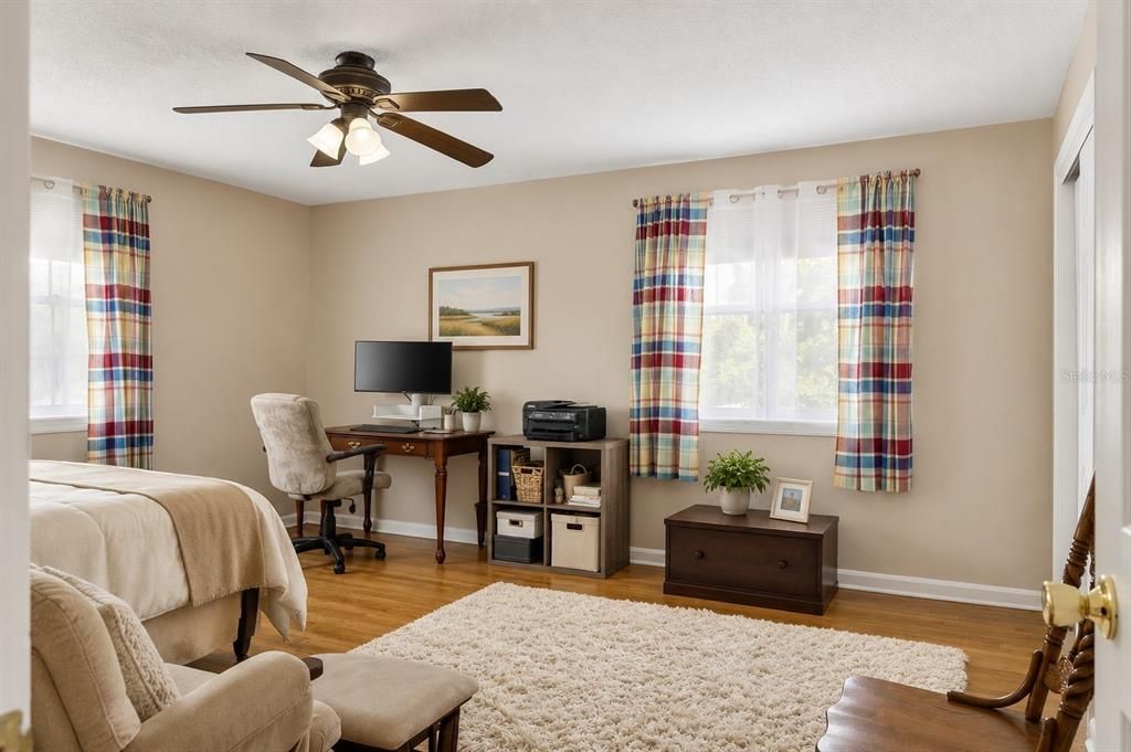 Activo con contrato: $349,900 (4 camas, 3 baños, 2342 Pies cuadrados)