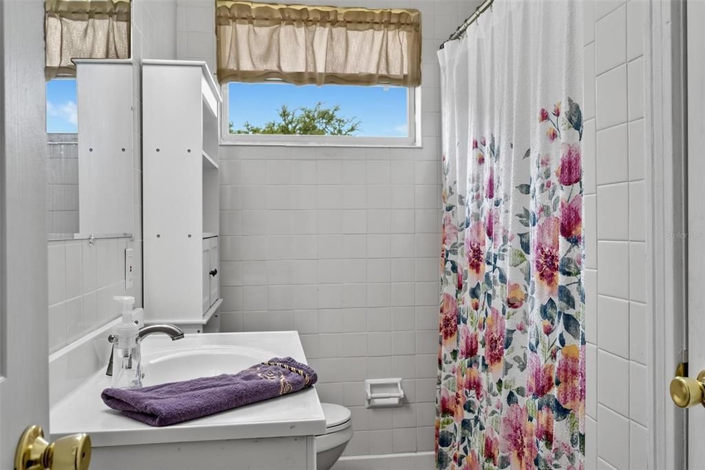 Activo con contrato: $349,900 (4 camas, 3 baños, 2342 Pies cuadrados)