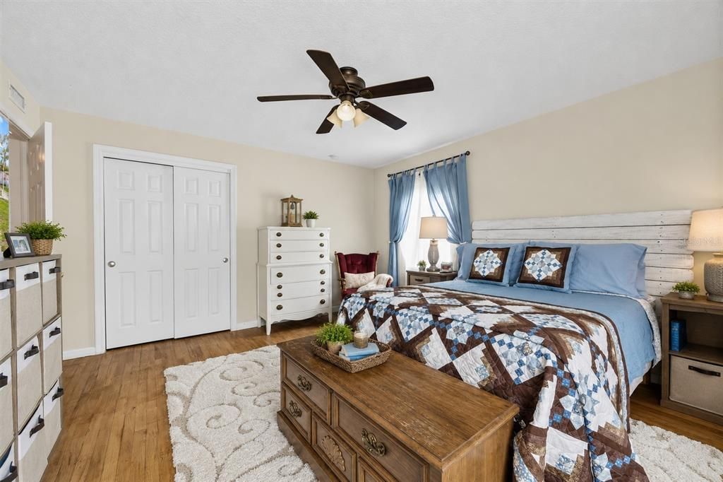Activo con contrato: $349,900 (4 camas, 3 baños, 2342 Pies cuadrados)