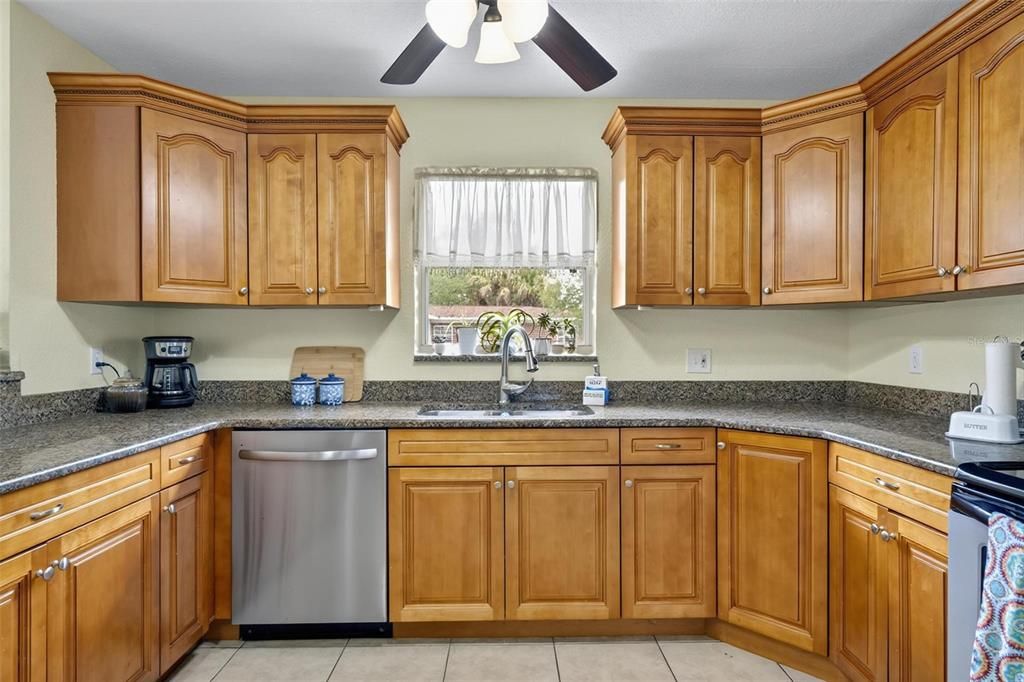 Activo con contrato: $349,900 (4 camas, 3 baños, 2342 Pies cuadrados)