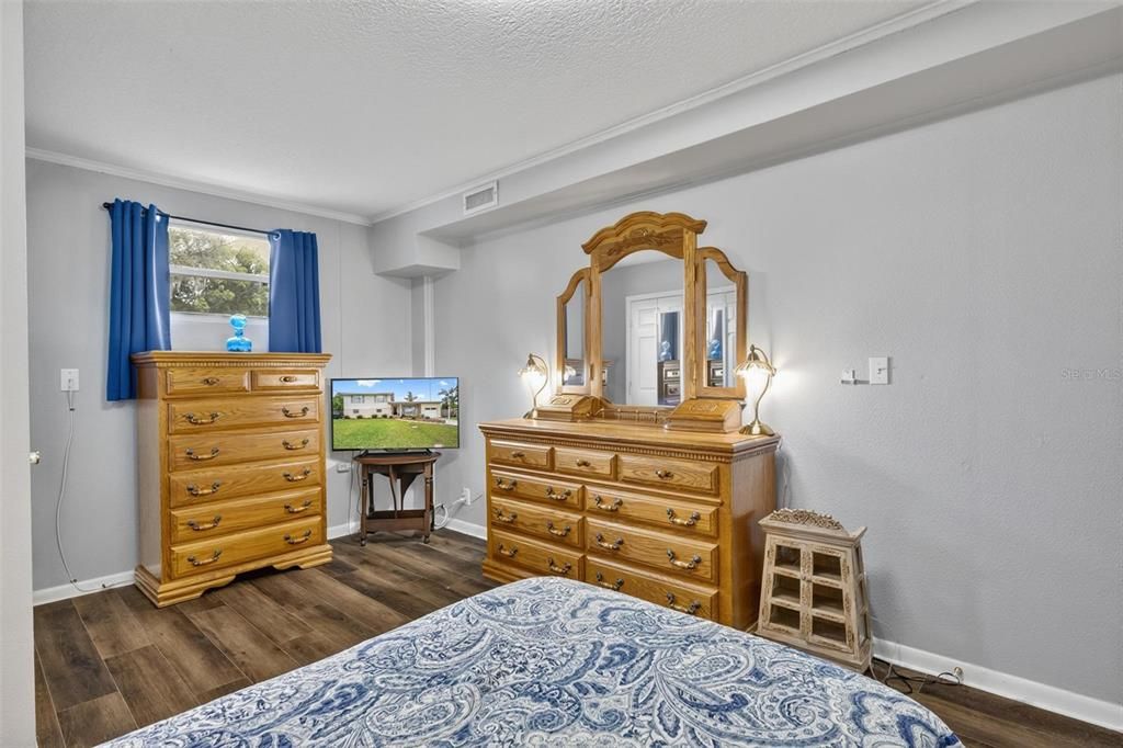 Activo con contrato: $349,900 (4 camas, 3 baños, 2342 Pies cuadrados)
