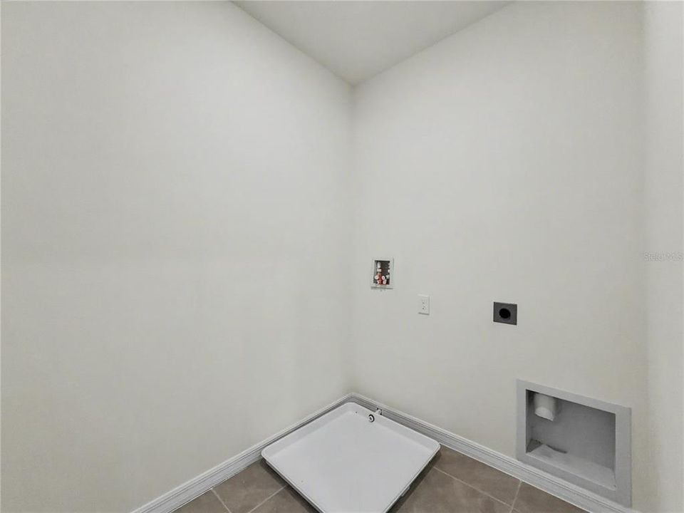 For Rent: $3,700 (5 beds, 3 baths, 2696 Square Feet)
