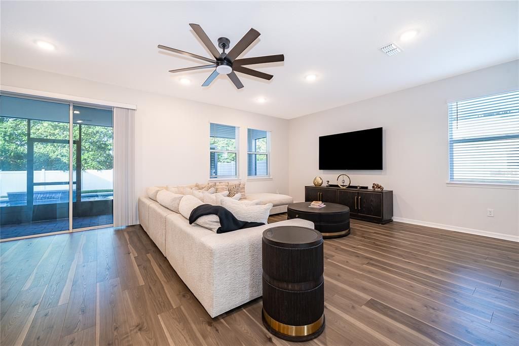 出租: $3,500 (4 贝兹, 3 浴室, 3145 平方英尺)