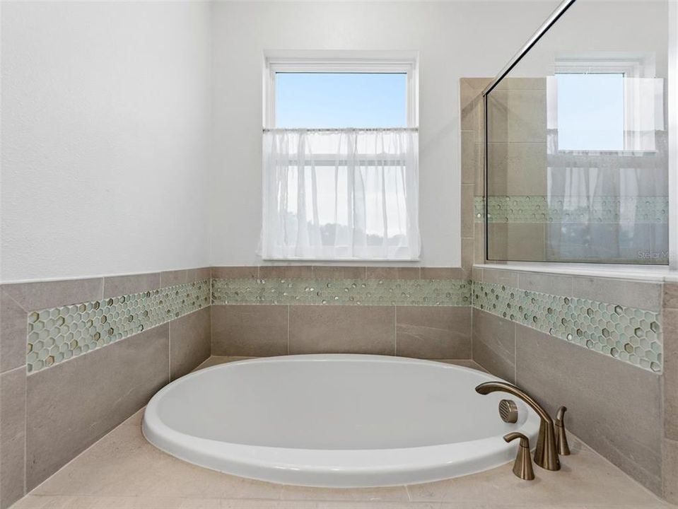 En Venta: $564,999 (4 camas, 3 baños, 2273 Pies cuadrados)