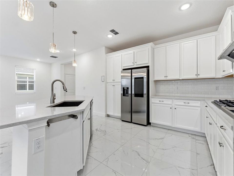 En Venta: $564,999 (4 camas, 3 baños, 2273 Pies cuadrados)