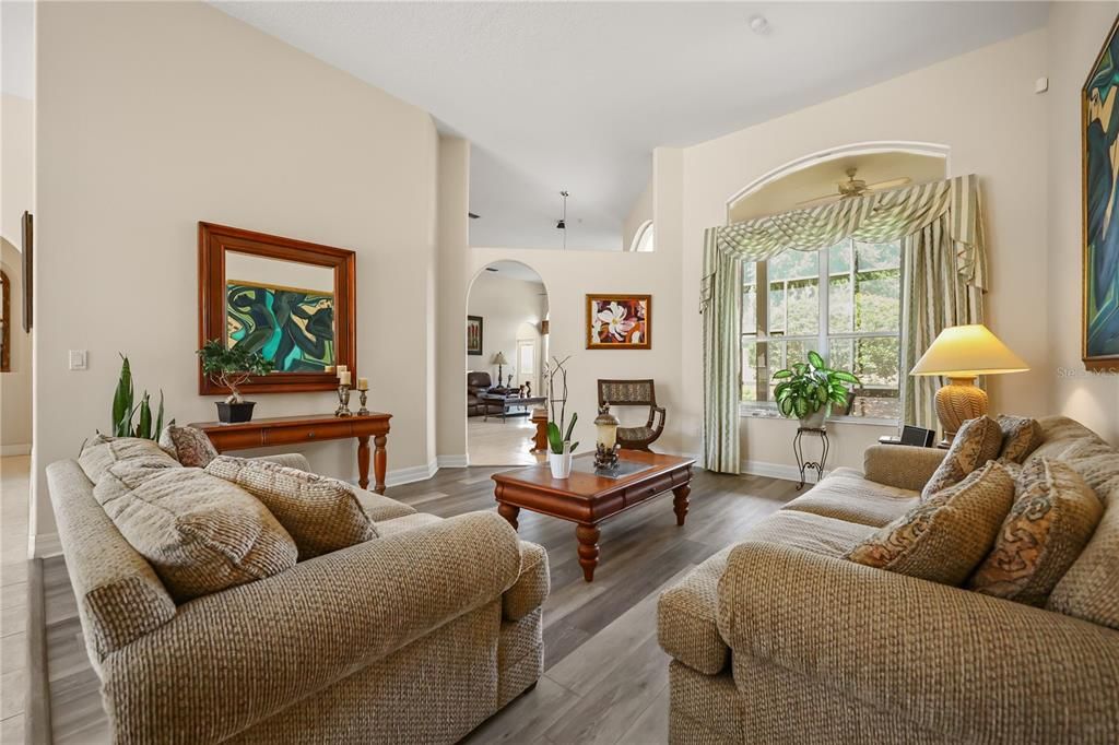 En Venta: $570,000 (4 camas, 3 baños, 2772 Pies cuadrados)