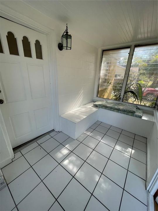 For Rent: $2,050 (2 beds, 1 baths, 900 Square Feet)