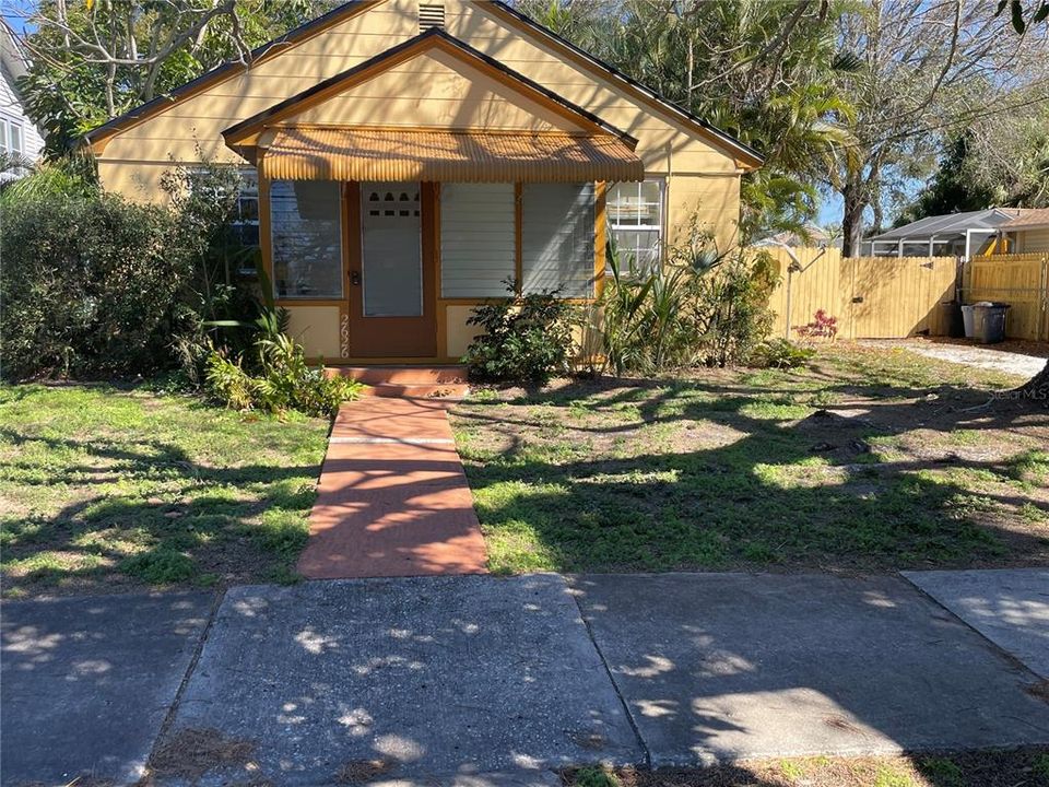 For Rent: $2,050 (2 beds, 1 baths, 900 Square Feet)