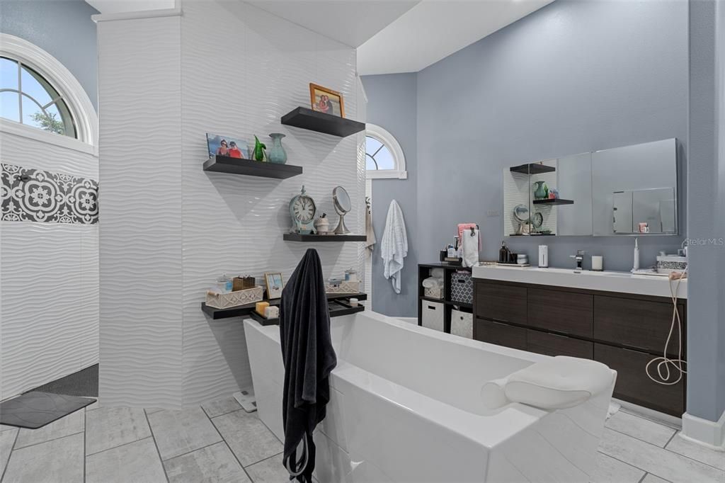 En Venta: $639,000 (4 camas, 3 baños, 3612 Pies cuadrados)