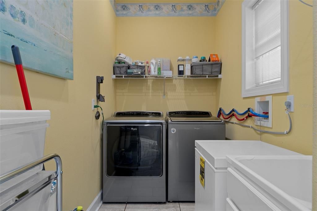 En Venta: $639,000 (4 camas, 3 baños, 3612 Pies cuadrados)
