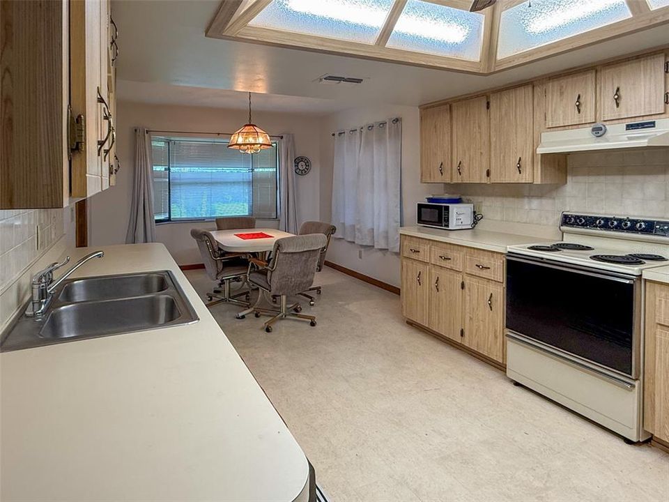 For Sale: $800,000 (2 beds, 2 baths, 1391 Square Feet)