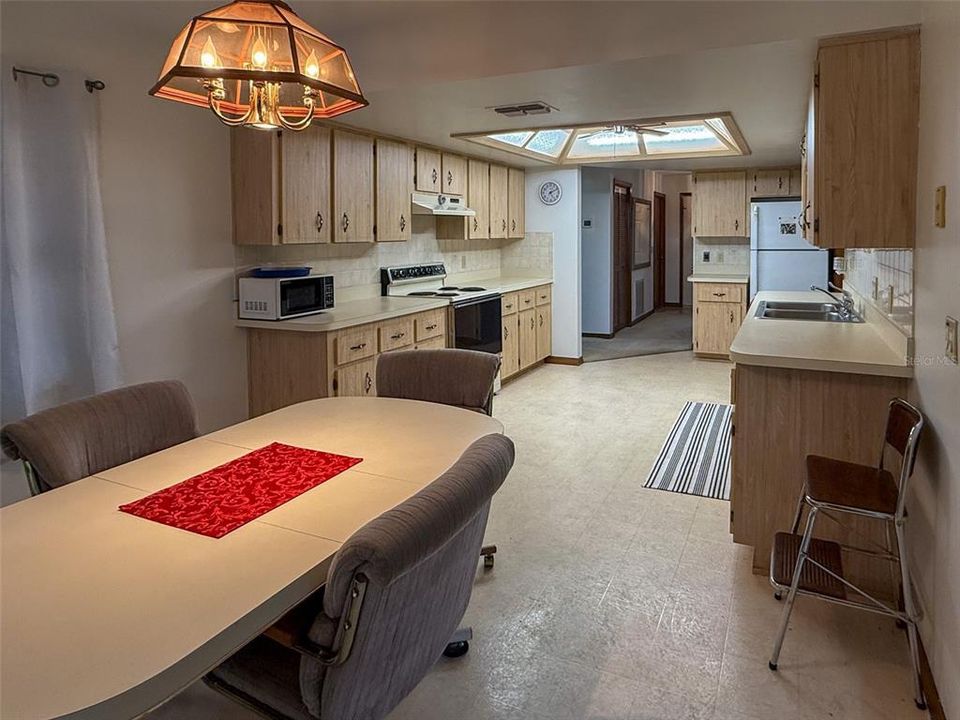 For Sale: $800,000 (2 beds, 2 baths, 1391 Square Feet)