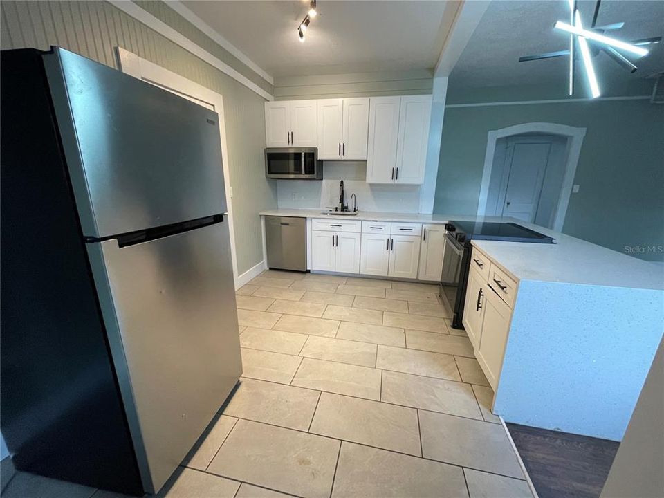 For Rent: $1,995 (2 beds, 1 baths, 930 Square Feet)