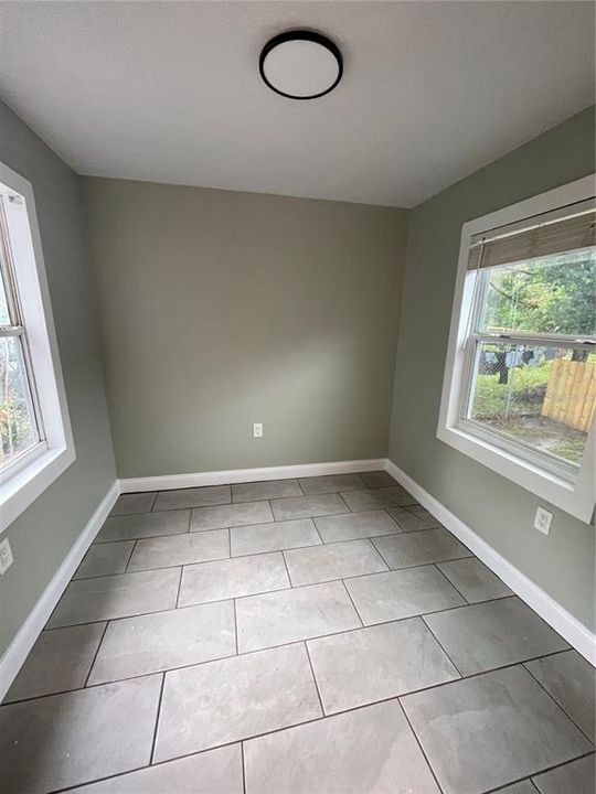 For Rent: $1,995 (2 beds, 1 baths, 930 Square Feet)