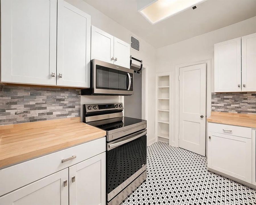 На продажу: $975,000 (6 спален, 4 ванн, 2579 Квадратных фут)