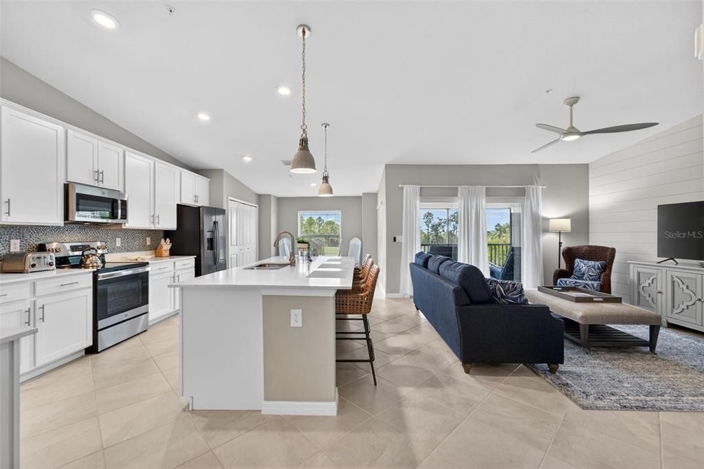 For Sale: $379,900 (2 beds, 2 baths, 1353 Square Feet)