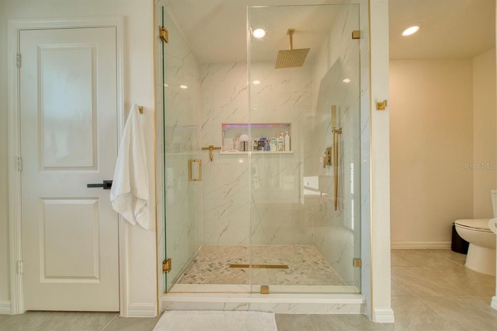 En Venta: $599,990 (5 camas, 3 baños, 2387 Pies cuadrados)