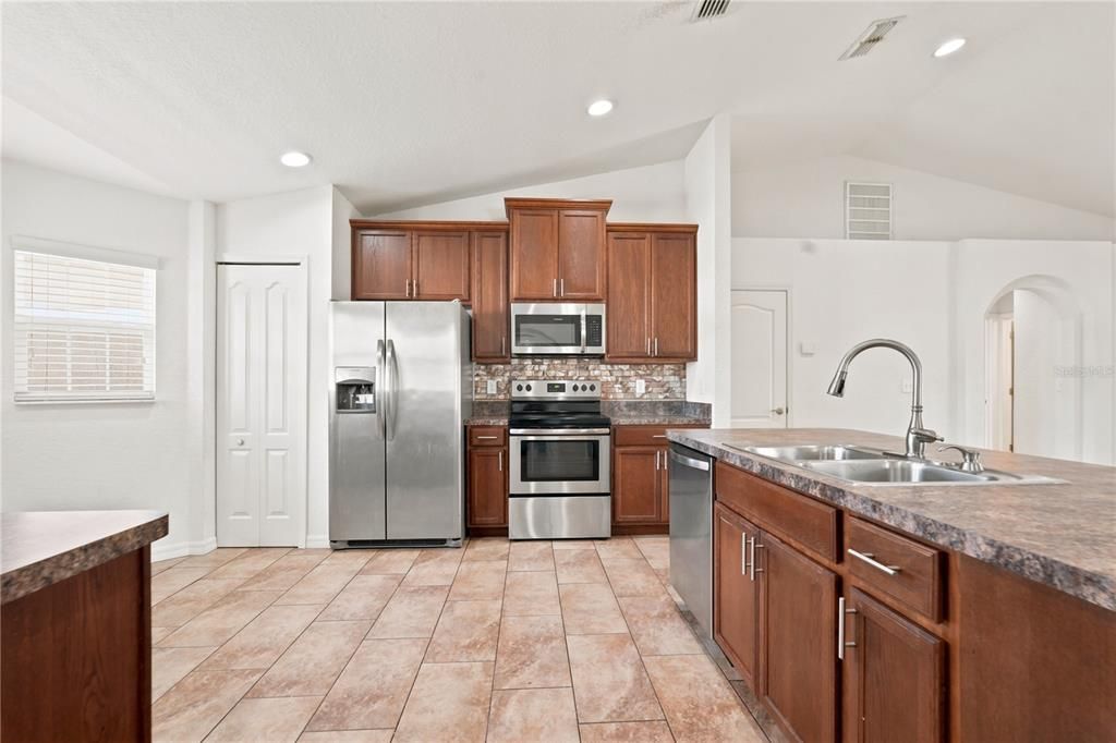Active With Contract: $299,000 (3 beds, 2 baths, 1637 Square Feet)