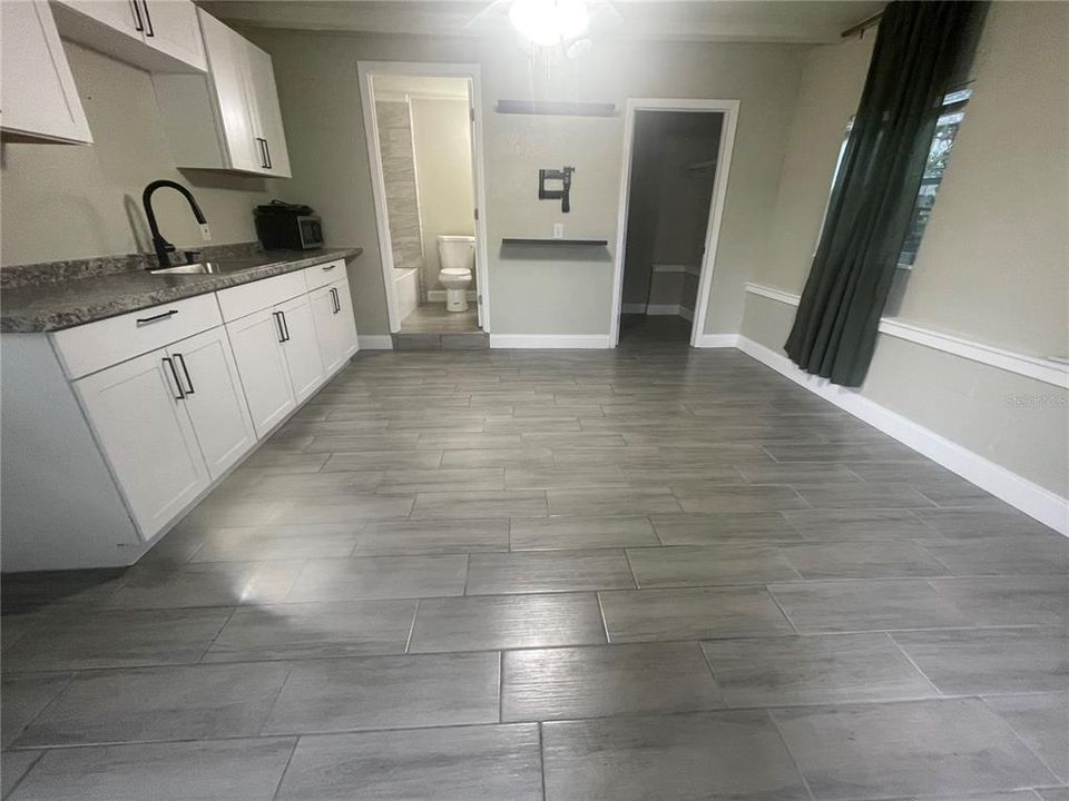 For Rent: $1,250 (0 beds, 1 baths, 400 Square Feet)