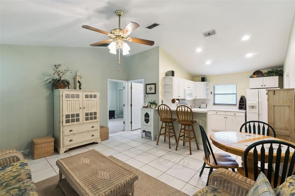 Activo con contrato: $875,000 (5 camas, 4 baños, 3121 Pies cuadrados)