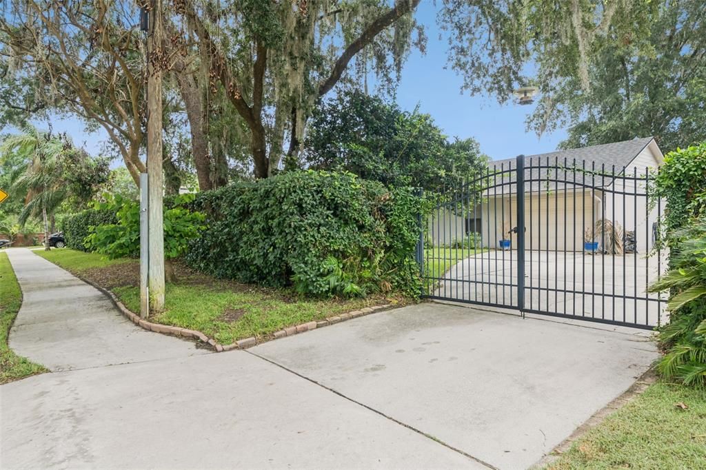 Activo con contrato: $875,000 (5 camas, 4 baños, 3121 Pies cuadrados)