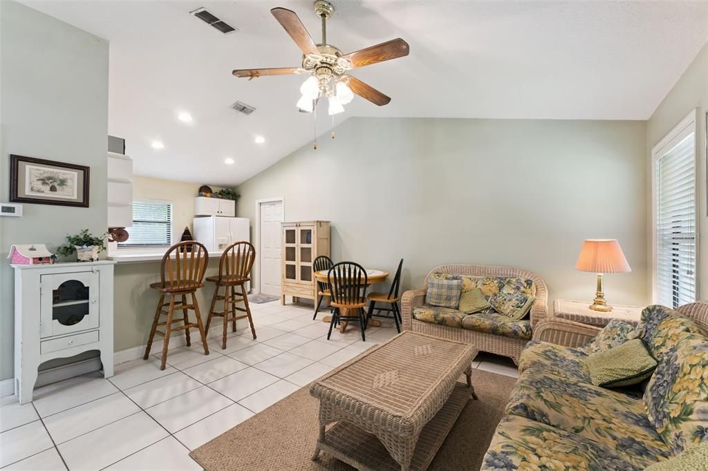 Activo con contrato: $875,000 (5 camas, 4 baños, 3121 Pies cuadrados)