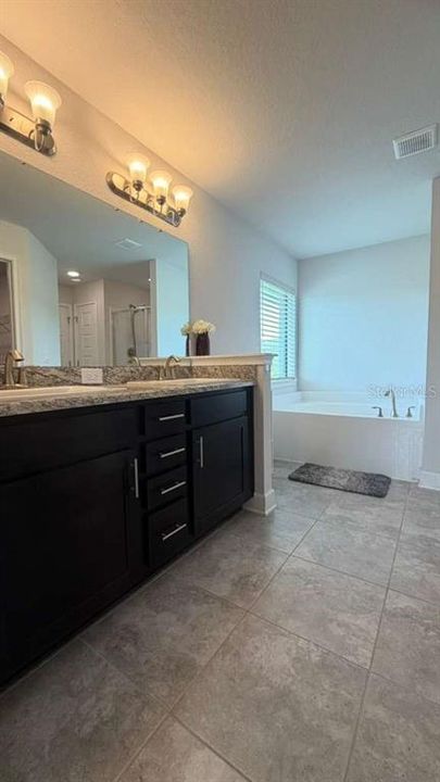 For Rent: $2,500 (3 beds, 2 baths, 1975 Square Feet)