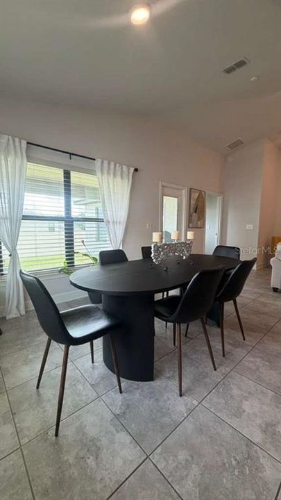 For Rent: $2,500 (3 beds, 2 baths, 1975 Square Feet)