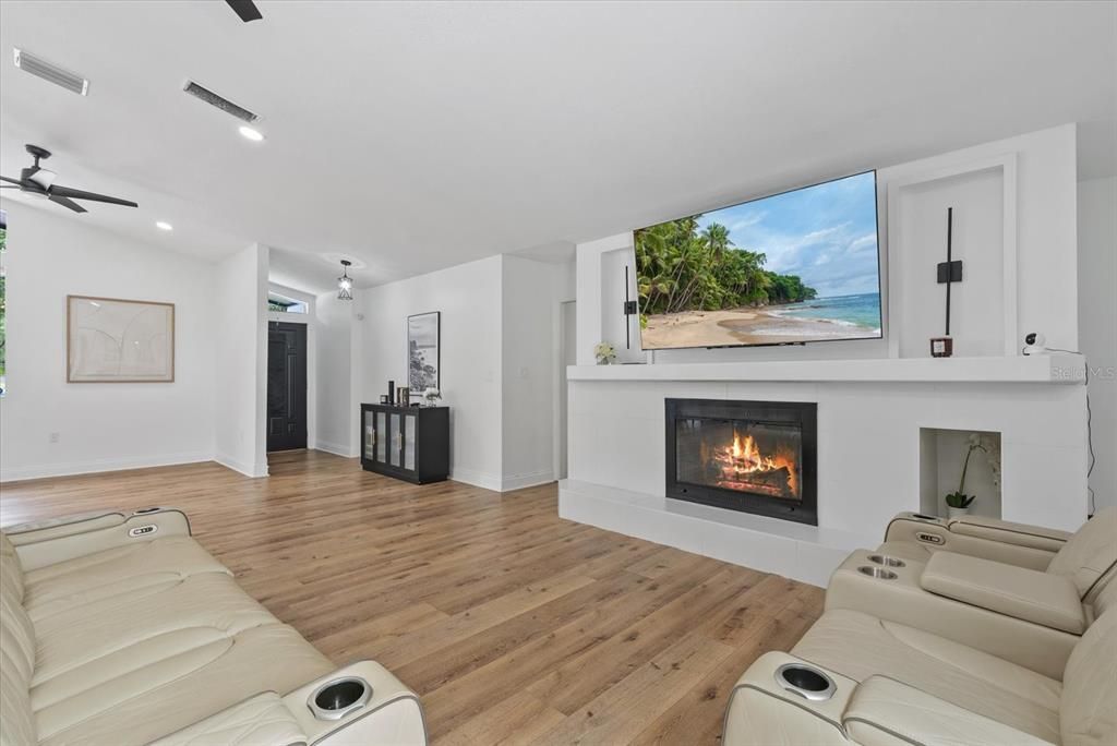 For Sale: $1,100,000 (3 beds, 2 baths, 2376 Square Feet)