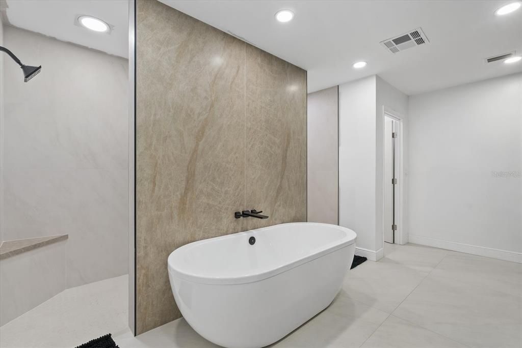 For Sale: $1,100,000 (3 beds, 2 baths, 2376 Square Feet)