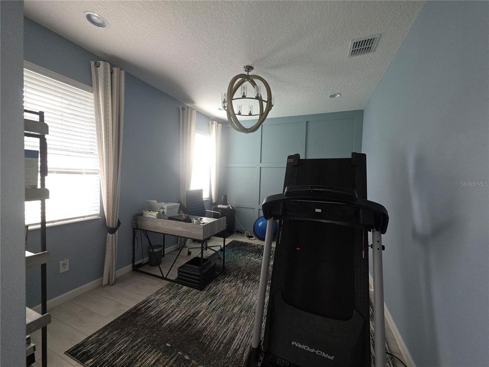 For Sale: $399,999 (3 beds, 2 baths, 1983 Square Feet)