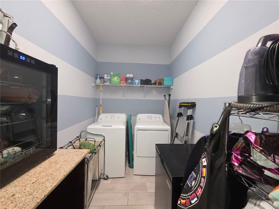 For Sale: $399,999 (3 beds, 2 baths, 1983 Square Feet)
