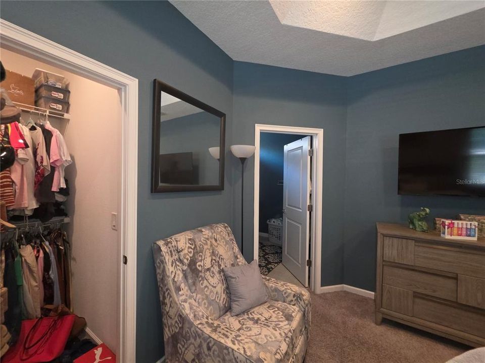 For Sale: $399,999 (3 beds, 2 baths, 1983 Square Feet)