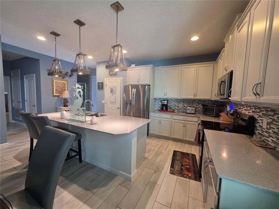 For Sale: $399,999 (3 beds, 2 baths, 1983 Square Feet)