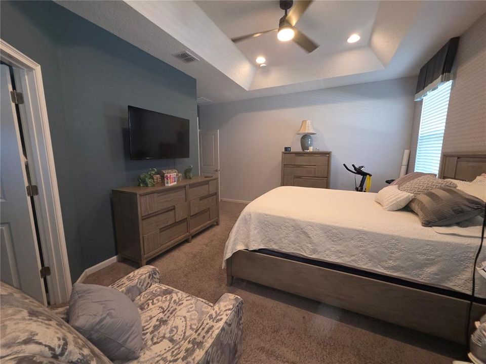 For Sale: $399,999 (3 beds, 2 baths, 1983 Square Feet)