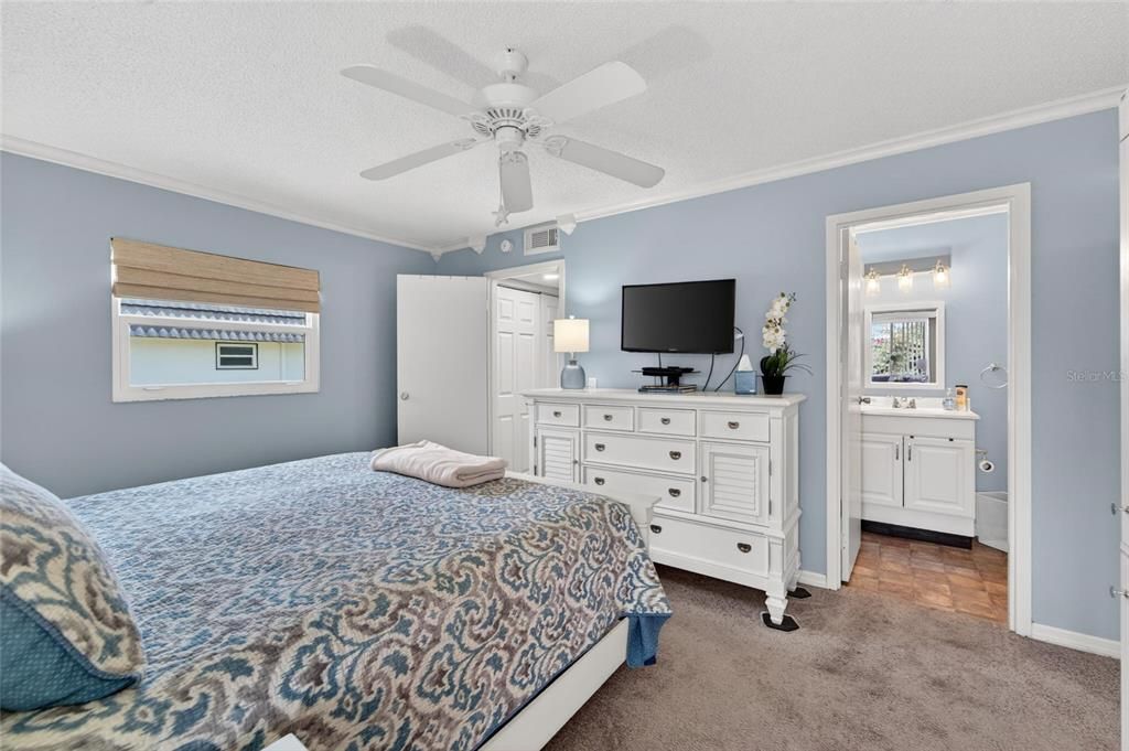 For Rent: $1,800 (1 beds, 1 baths, 1020 Square Feet)