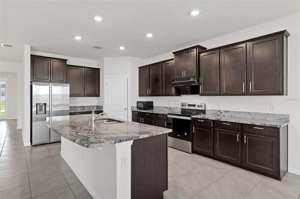 For Sale: $400,000 (4 beds, 3 baths, 2557 Square Feet)